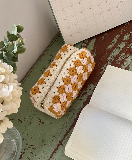 Estuche de crochet Flore Power con diseño floral vibrante, ideal para organizar tus herramientas de crochet. Incluye ovillos de colores y accesorios para tus proyectos creativos. Perfecto para alegrar tu rutina diaria. Disponible en The Ganchillo People.